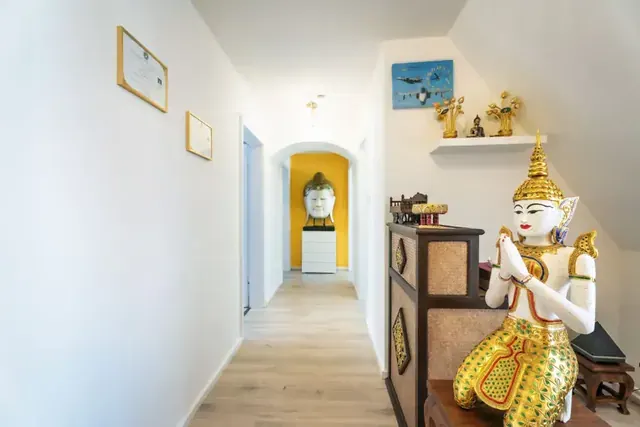 Flur und Empfang mit traditioneller thailändischer Figur