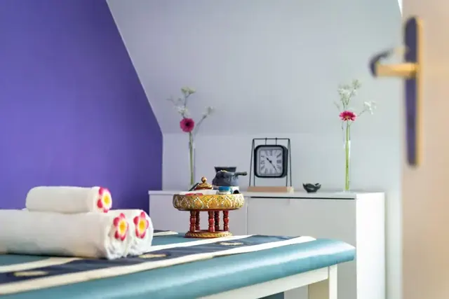 Vorbereitete Massageliege im Nitchapa Studio