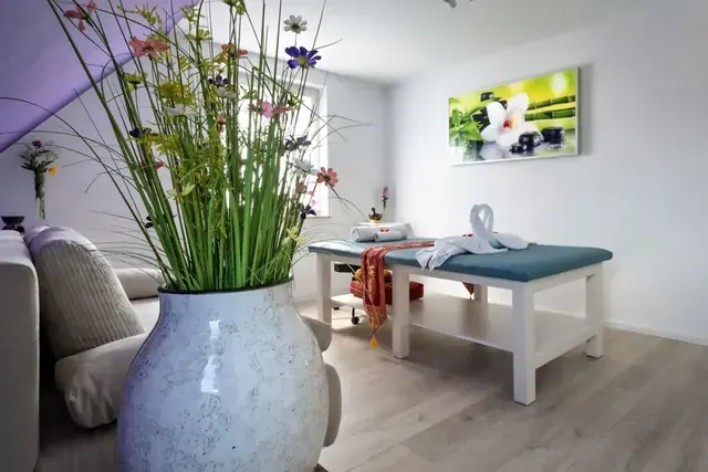 Heller und gepflegter Massageraum bei Nitchapa Thai Massage in Nördlingen