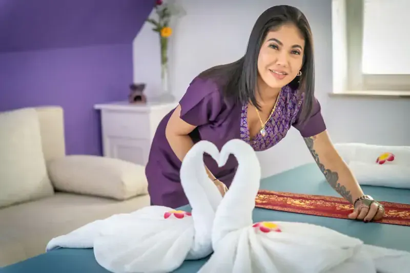 Nitchapa Ziegler begrüßt Gäste in ihrem Thai-Massage-Studio in Nördlingen